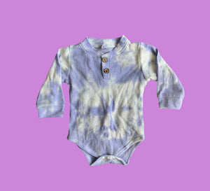 Open image in slideshow, Toddler Lavender Tie Dye Henley Onesie
